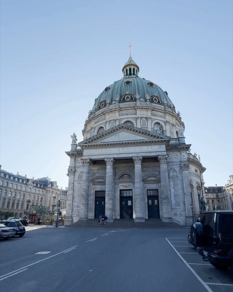 A secondary reference photo shows the building from a street-level perspective to help with 3D spatial mapping